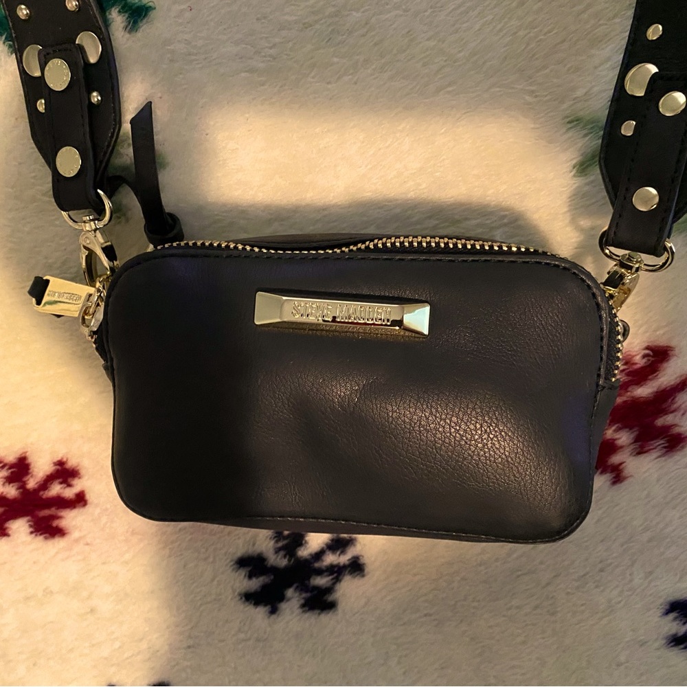 Steve Madden shoulder hand bag. 7 inches long x 3.75 inches high x 2.5 inch wide